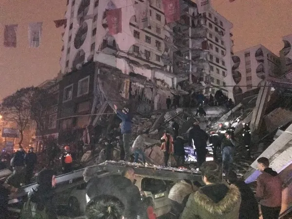 son-dakika-kahramanmaras-depreminde-yikilan-bir-binanin-kolonlarini-kestigi-iddia-edilen-2-kisi-tutulandi-1676183199613.jpg Son dakika | Halkın canına kasteden katiller tek tek tutuklanıyor! Yıkılan binaların müteahhitlerinin havalimanlarından kaçış planlarına geçit yok - 4