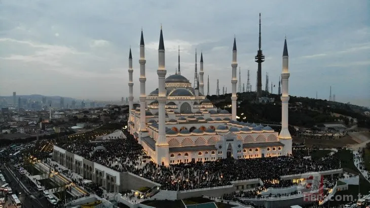 Büyük Çamlıca Camii'nde tarihi kalabalık!