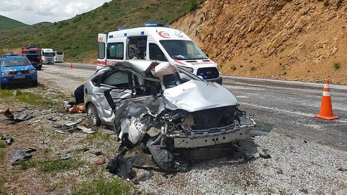 Sivas'ta iki araç çarpıştı Ölü ve yaralılar var
