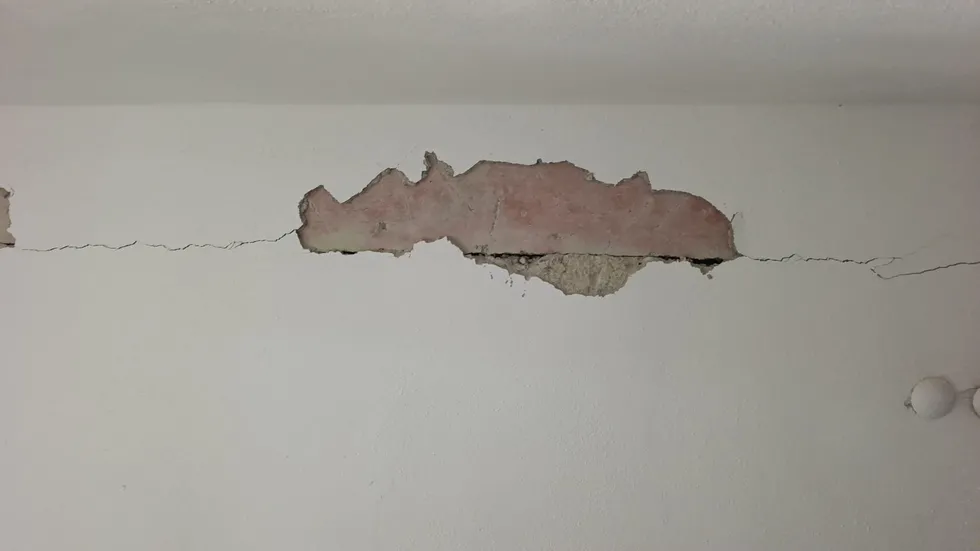 Çatlaklardan ışık görülen apartmanda korku dolu yaşam - 2
