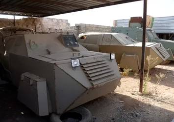 DEAŞ'ın bombalı araçları Telafer'de sergileniyor