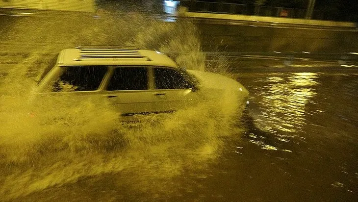 Yurtta sağanak sonrası sel! Cadde ve sokaklar göle döndü! Araçlar sular altında kaldı