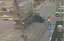 Karaman’da kamyon otomobile çarptı