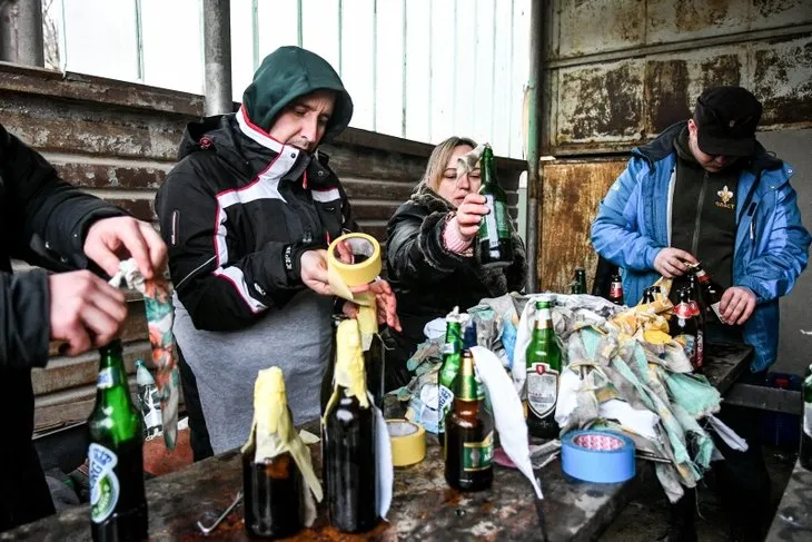 Ukrayna’da sokak savaşı! Bira fabrikasını molotof kokteyl fabrikasına çevirdiler | Sivil halk tahta silahlarla eğitim aldı