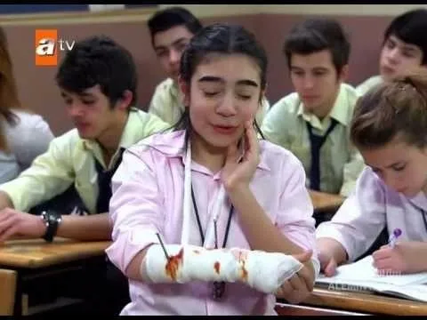 Kemal Sunal Ile Birlikte Garip Filminde Basrol Oynayan O Donemin Cocuk Yildizi Fatos Un Son Hali Gorenleri Sasirtti