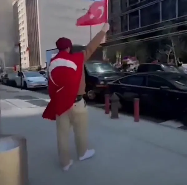 1650867396458.jpg Kuruluş Osman'ın yıldızı Celal Al Amerika’da Ermenilerin karşısına dikildi! Provokatörlere Türk bayrağıyla karşılık verdi - 1