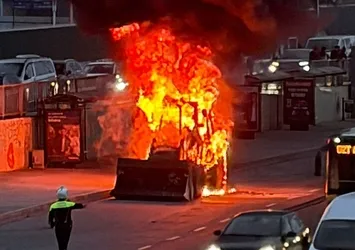 Cevizlibağ'da iş makinesi alev alev yandı