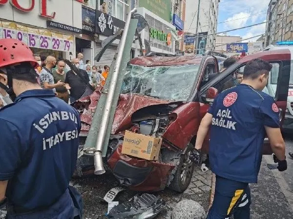 Son dakika: İstanbul Kasımpaşa'da hafif ticari otomobil durağa daldı: Ölü ve yaralılar var - 1