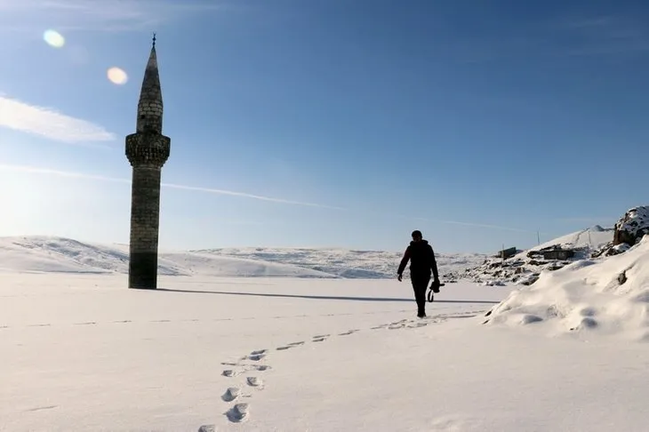 Ağrı’da buz tutan barajdaki minare ilgi çekiyor
