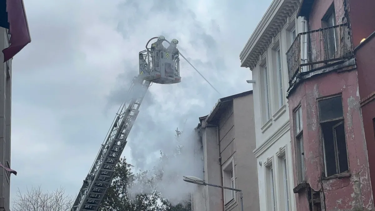 Fatih'te apartmanda çıkan yangında 1 kişi öldü, 6 kişi yaralandı