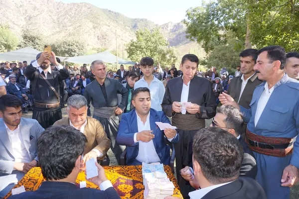 sirnakta-ihtisamli-dugunun-sanslisi-gelin-ve-damat-oldu-1-kilo-altin-ve-500-bin-tl-takildi-1662978433986.jpg Şırnak’ta ihtişamlı düğünün şanslısı gelin ve damat oldu! 1 kilo altın ve 500 bin TL takıldı - 6