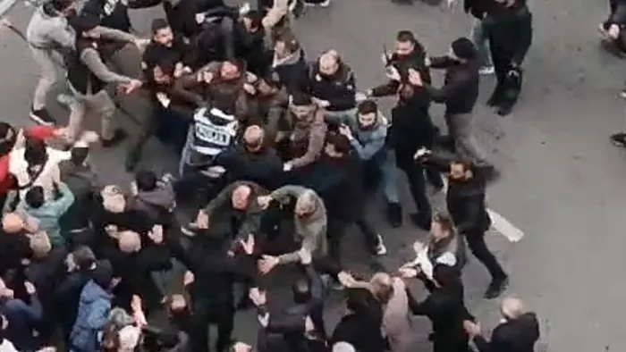 8-ilde-140-supheli-yakalandi-polise-tas-atanlara-adli-islem-baslatildi-1730897174986.jpg 8 ilde 140 şüpheli yakalandı! Polise taş atanlara adli işlem başlatıldı - 1