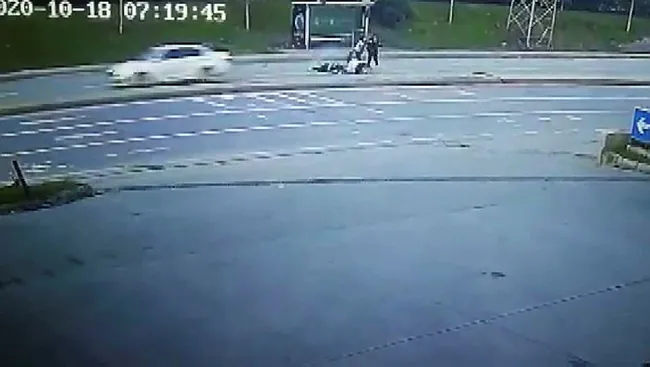 İstanbul'da yolun karşısına geçmek isteyen iki genç kıza otomobil çarptı! - 1