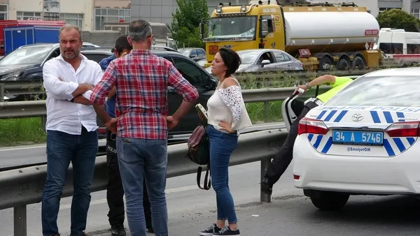 pendikte-surucu-fren-ile-gazi-karistirdi-sofor-duraktaki-yayaya-vurdu-1658236898803.jpg Pendik’te sürücü fren ile gazı karıştırdı! Şoför duraktaki yayaya vurdu - 2