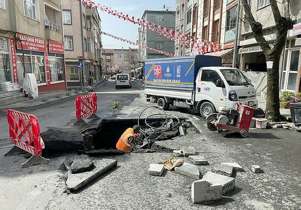 İstanbul'da bir su borusu daha patladı! Bakım diye gittiler sokakları rezil ettiler - 2