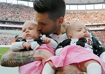 Jose Sosa ailesini İstanbul'a getirdi!