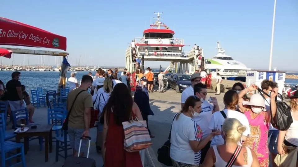Vatandaş Bozcaada’ya akın etti! Vapurlarda yer yok esnaf memnun, vatandaş tedirgin