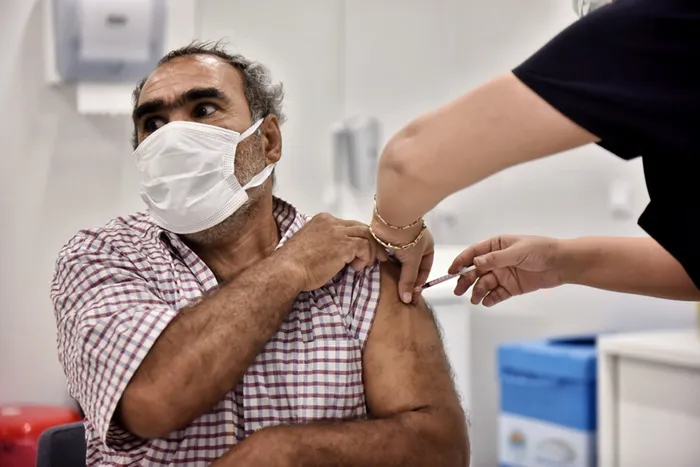 Son dakika: Sağlık Bakanı Fahrettin Koca’dan bir meslek grubuna daha aşı müjdesi! İsraf uyarısında bulundu