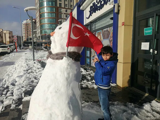 İstanbul’da 10 yaşındaki Muhammed Türk bayrağının rüzgarda dolandığını görüp düzeltti - 2