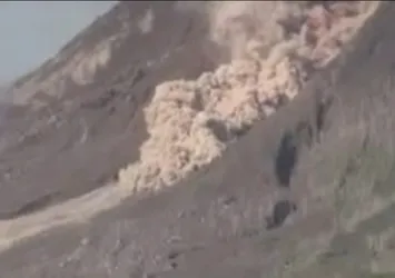 Sinabung yanardağı 24 saatte 7 kez patladı