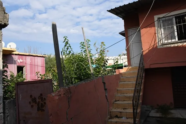 tarsustaki-mahalle-sakinleri-gundem-olan-gizemli-evin-son-halini-gozler-onune-serdi-iste-harabeye-donen-kirimi-1668000819319.jpg Tarsus’taki mahalle sakinleri gündem olan gizemli evin son halini gözler önüne serdi! İşte harabeye dönen ‘Kırımızı ev’ - 2