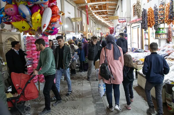 1681891562712.jpg Asrın felaketinde kısmen hasar görmüştü! Tarihi Maraş Çarşısı’nda bayram yoğunluğu - 3