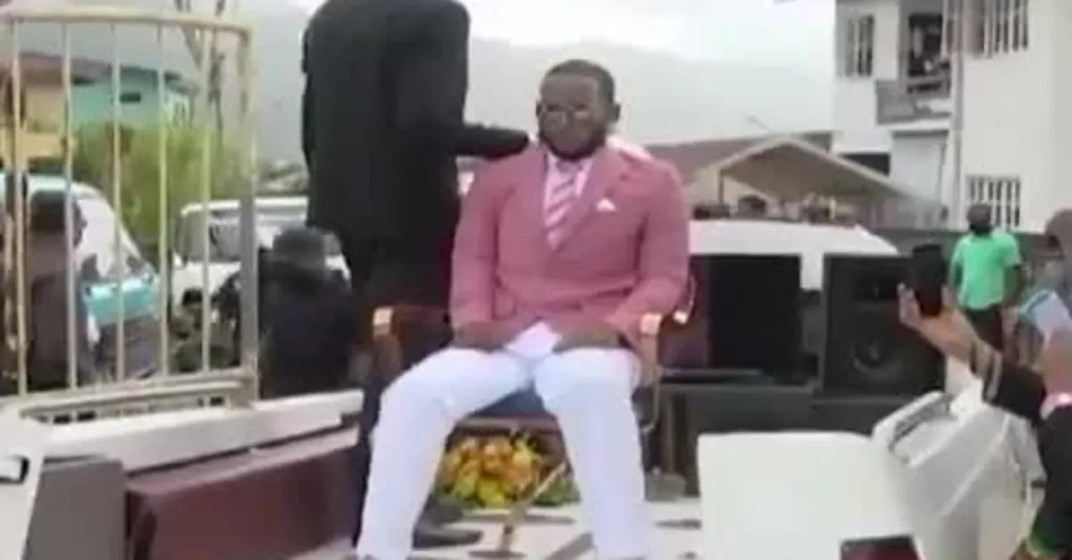 Kendi cenaze töreninde kapıda kaldı