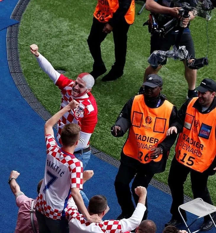 Hırvat taraftar futbolcularla birlikte sevindi