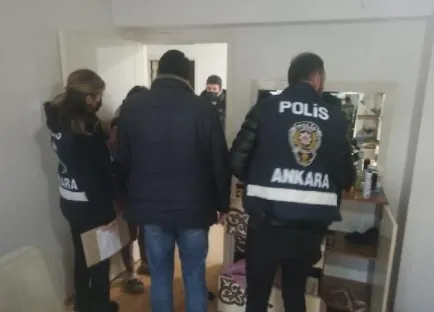 ankarada-dolandirici-emlakcilara-operasyonda-37-gozalti-3-milyonluk-vurgun-yaptilar-1646734639224.jpg Ankara’da dolandırıcı emlakçılara operasyonda 37 gözaltı! 3 milyonluk vurgun yaptılar - 1