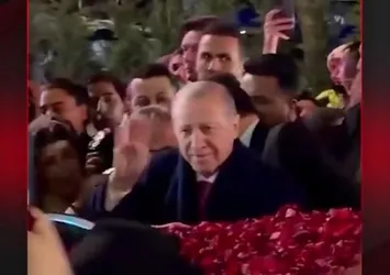 YOLUNDA GÜLLER ARKASINDA MİLLET