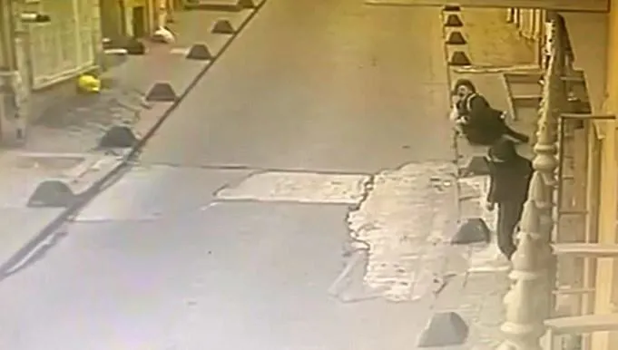 1713166587977.jpeg Yanlış adamı vurdu! Bayramda el öperken yakalandı | İstanbul'da film gibi olay anbean kamerada - 1