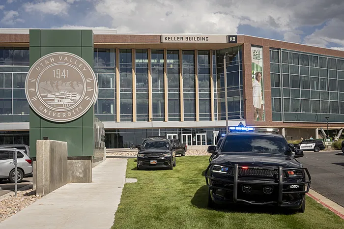 trump-destekcisi-aktivist-silahli-saldirida-oldu-abd-baskanindan-aciklama-a-haberde-carpici-yorum-trumpa-mesaj-1757569270231.jpg ABD Başkanı Donald Trump'a yakınlığıyla bilinen Cumhuriyetçi muhafazakar aktivist Charlie Kirk'ün silahlı saldırı sonucu hayatını kaybetti. (REUTERS)