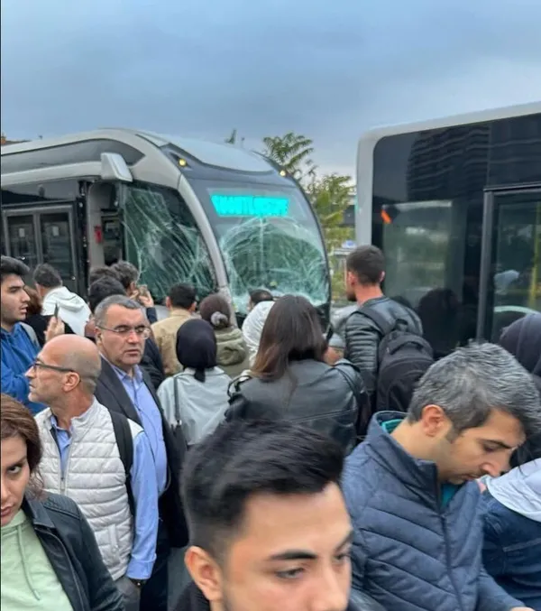 son-dakika-kadikoyde-metrobus-kazasi-cok-sayida-ekip-sevk-edildi-1697608713868.jpg Son dakika: Kadıköy'de metrobüs kazası: Çok sayıda ekip sevk edildi - 1