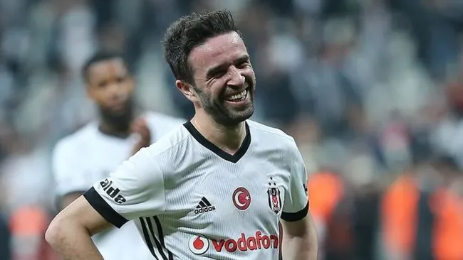 Gökhan Gönül, Beşiktaş’tan ayrıldığını resmen açıkladı!