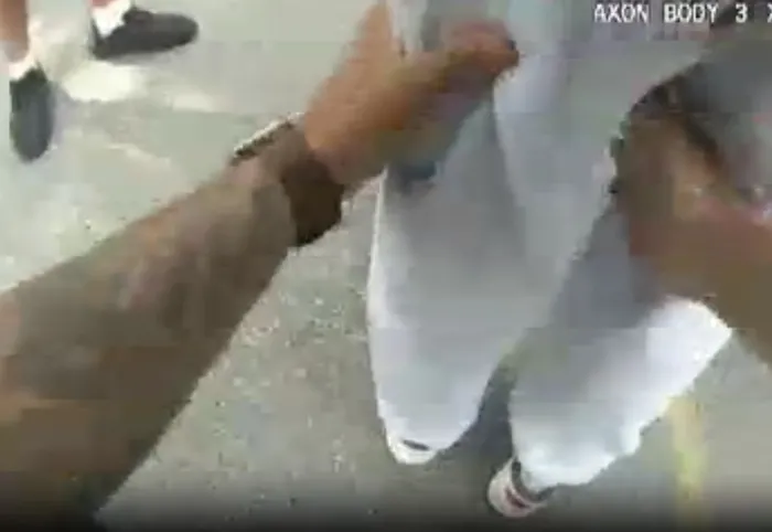 eylem-tok-ve-timur-cihantimur-abdde-boyle-enselenmis-o-goruntuler-ortaya-cikti-1719489001148.jpg Timur Cihantimur gözaltına alınan polisler tarafından böyle arandı