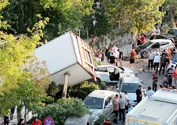 Nevşehir’de freni patlayan kamyon 10 araca çarpıp kanala düştü