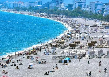 Antalya'da koronavirüs vaka sayısı düştü sahiller doldu