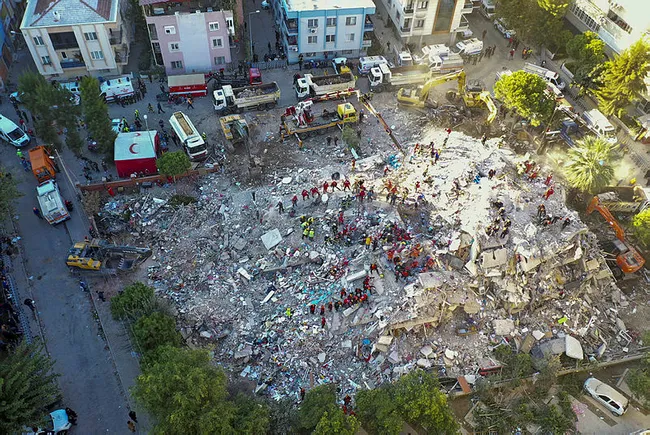 İzmir'de 6,6 şiddetinde yıkılan çürük binaların müsebbibi kim? - 3