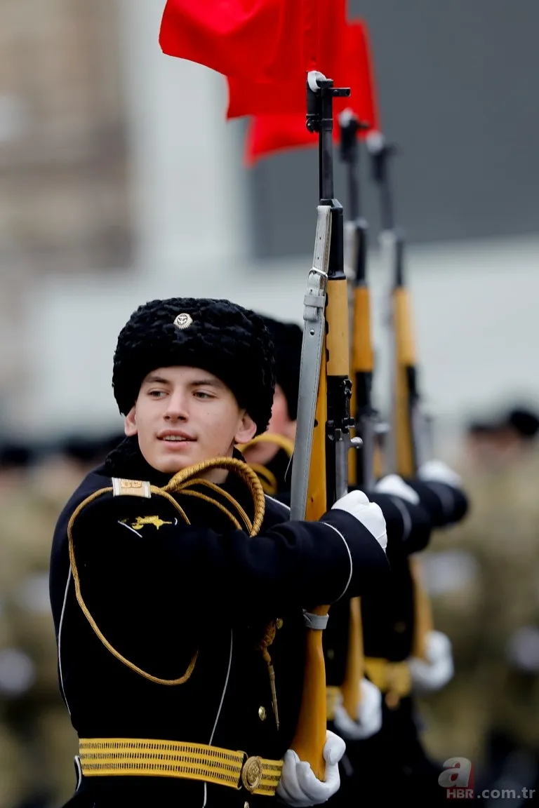 Rusya'dan renkli görüntüler! 'Sovyet askerleri' Kızıl Meydan'da... 5