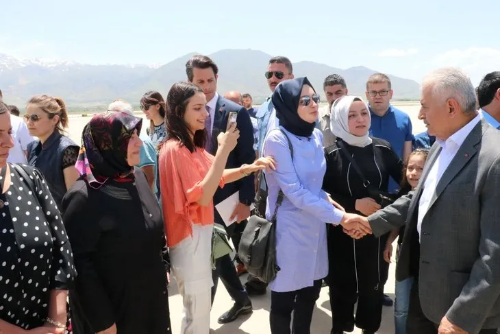 Erzincan'da Binali Yıldırım'a büyük ilgi! Yıldırım'ın yüzlerce hemşehrisiyle tokalaşması 1 saat 8 dakika sürdü 