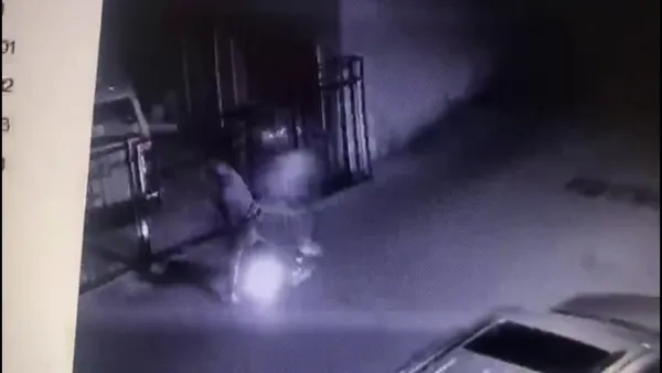 ak-partili-eski-vekilin-aracina-molotoflu-saldiri-1656787141151.jpg AK Partili eski vekilin aracına molotoflu saldırı - 4