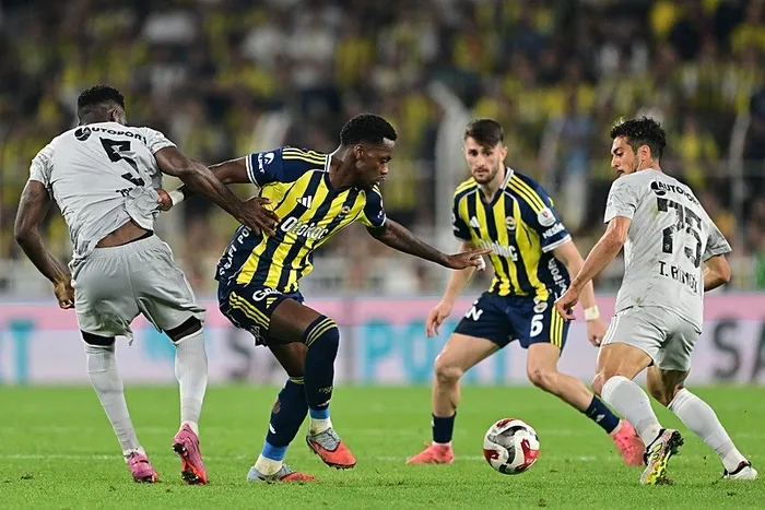 fenerbahce-rahat-gecti-sari-lacivertliler-3-puani-3-golle-kazandi-1755981278833.jpeg Fotoğraf (AA)
