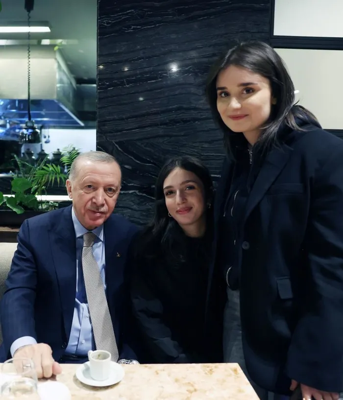 baskan-erdogana-kafede-buyuk-ilgi-genclerle-bulustu-1742852063635.jpg Kafede oturan öğrenciler Başkan Erdoğan ile o anlarını fotoğraf çektirerek ölümsüzleştirdi. (İHA)