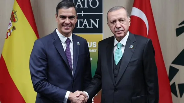 baskan-erdogandan-kritik-gazze-diplomasisi-ispanya-basbakani-pedro-sanchez-ile-gorustu-1716848267955.jpg Başkan Erdoğan'dan kritik Gazze diplomasisi! İspanya Başbakanı Pedro Sanchez ile görüştü - 5