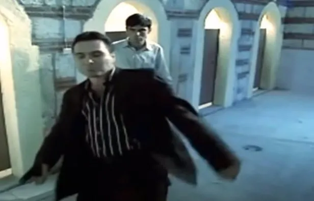 https www ahaber com tr galeri magazin kurtlar vadisi o sahnesiyle dikkat cekti suleyman cakir ve memati bas 120 amp