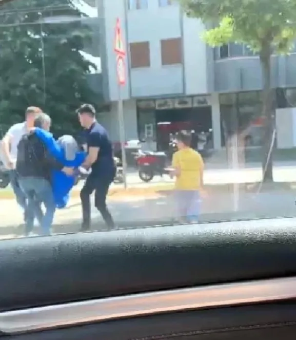 1686995165075.jpg Düzce’de dehşete düşüren olay! Trafikte otomobilin kapısını açıp kendini yola attı - 1