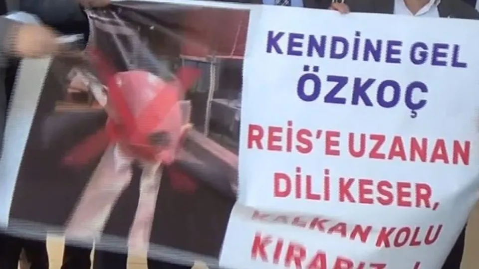 Muhtarlardan Başkan Erdoğan’a hakaret eden CHP’li Engin Özkoç’a sert tepki! Pankartı parçalayıp yaktılar |Video