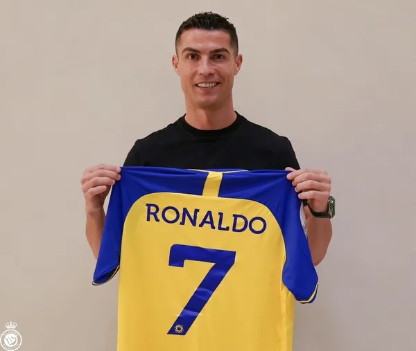 cristiano-ronaldo-yeni-takimiyla-imzaladi-25-yillik-imza-karsiligi-dudak-ucuklatan-rakam-1672436151262.jpg Cristiano Ronaldo yeni takımıyla imzaladı! 2,5 yıllık imza karşılığı dudak uçuklatan rakam - 7