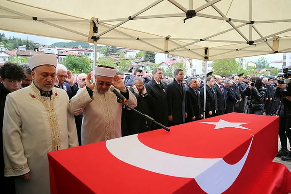baskan-erdogan-sehit-astsubay-mehmet-gunduzun-ailesine-taziye-1682779128463.jpg Başkan Erdoğan şehit Astsubay Mehmet Gündüz'ün ailesine taziye - 4