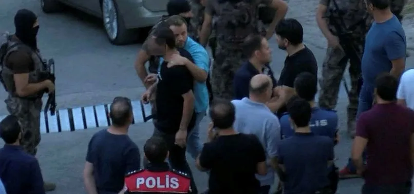 İzmir'de ortalık karıştı! Husumetli olduğu kişileri görünce...